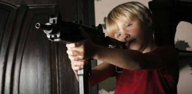 Pelo menos 100 crianças morrem por ano nos EUA vítimas de disparos acidentais