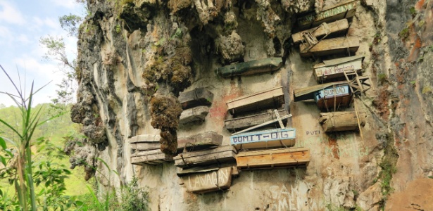 Filipinos da região montanhosa de Sagada costumavam pendurar caixões em penhascos