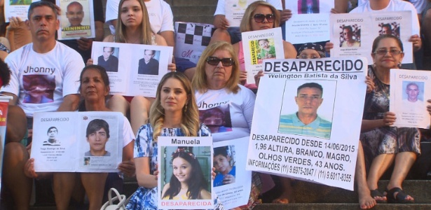 Rebeca segura cartaz de Manuela em meio às Mães da Sé