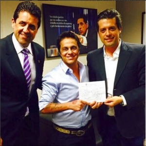 Thammy posa ao lado de deputados