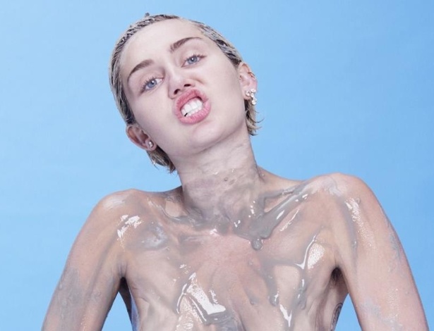 Miley Cyrus, que planeja tirar a roupa e ficar toda coberta de leite em novo clipe