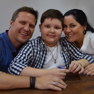 Arquivo Pessoal O menino Thor com os pais, Rafael e Claudia, no lançamento do livro