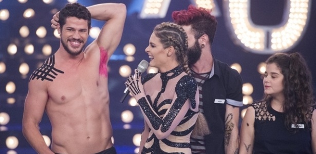 Loreto pinta a axila de rosa no "Amor e Sexo"