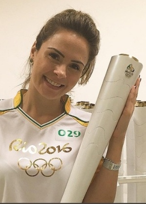 Ana Paula Renault com a tocha olímpica em Fortaleza