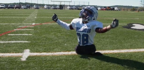Mesmo sem pernas, Isaiah Bird, 8 anos, joga futebol americano
