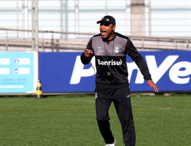 O técnico Roger Machado comanda treino do Grêmio