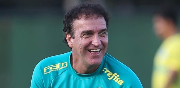 Cuca defende ponto eletrônico e projeta montagem de time até para sucessor