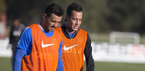 Tite cogita barrar lateral corintiano e motiva dupla para Libertadores