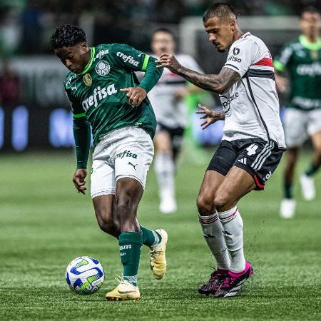 SP - Sao Paulo - 04/03/2022 - PAULISTA 2022 FINAL, PALMEIRAS X SAO PAULO -  Palmeiras player Dudu disputes bid with Sao Paulo player Diego Costa during  a match at Arena Allianz