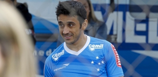 Palmeiras espera Inter e Cruzeiro para contar com Fabrício e segura Robinho