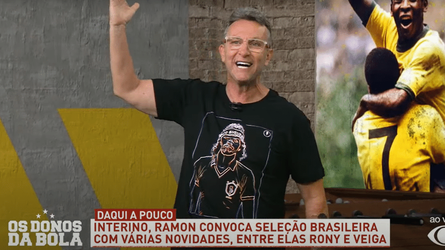 R10 no Morumbi: chuteira no ombro e autógrafo em camisa do São Paulo