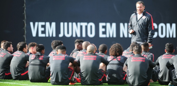 Celso Roth conversa com elenco do Internacional antes de treino