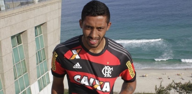 O zagueiro César vestiu a camisa do Flamengo e chega para reforçar o time por um ano
