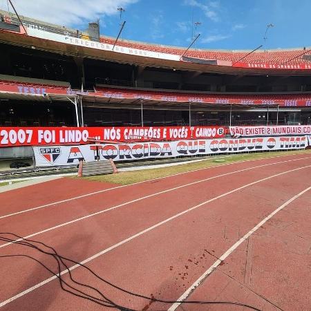 São-paulinos passam vergonha com faixa provocativa ao Corinthians em jogo  festivo