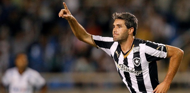 Navarro comemora seu gol, o primeiro do Botafogo sobre o ABC