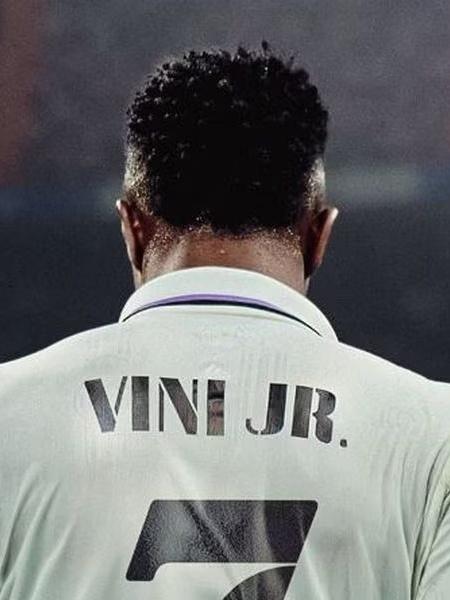 Jogadores do Real vestem camisa de Vini Jr antes de partida pela La Liga