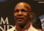 Tyson rouba a cena em pesagem do UFC e se diverte com encaradas tensas