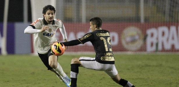 Alexandre Pato tenta a jogada durante empate contra o Botafogo por 1 a 1