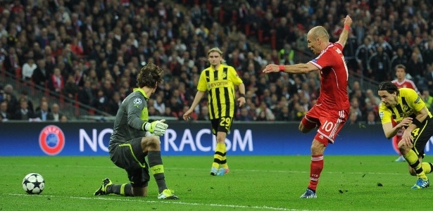 Robben toca na saída de Weidenfeller, do Borussia, e marca o gol do título do Bayern
