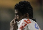 Paulinho ouve pedidos de 'fica' da torcida e tranquiliza: 