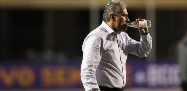 Tite se hidrata durante jogo entre Corinthians e Botafogo