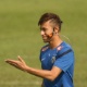 Neymar se despede de atletas e utiliza c&acirc;mera para filmar seu &uacute;ltimo treino pelo Santos 