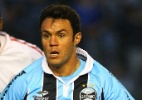 Goleiro ganha 'carinho' de colega nas partes genitais após fazer gol  