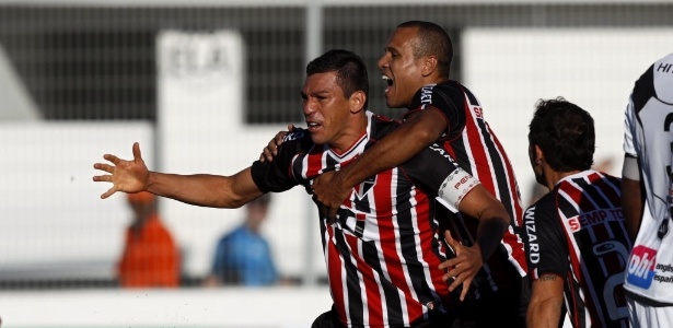 Luis Fabiano abraça Lúcio após gol do zagueiro na partida entre São Paulo e Ponte