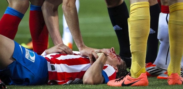 Filipe Luís sofreu traumatismo craniano em um lance acidental em jogo do Atlético de Madri