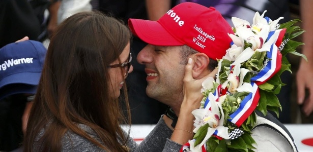 Tony Kanaan beija a mulher Lauren após vitória em Indianápolis