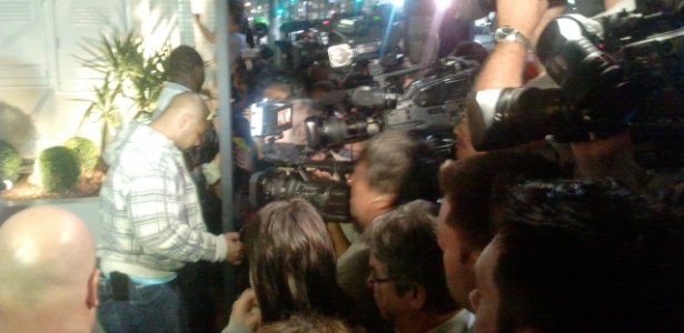No tumulto, repórteres e torcedores foram 'esmagados' no portão