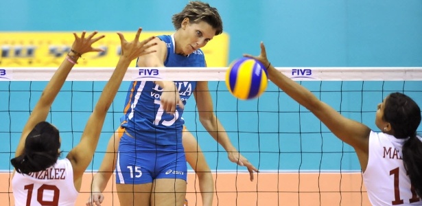 AFP PHOTO / KAZUHIRO NOGI Ingrid Visser corta bola durante partida contra Porto Rico, no Mundial de vôlei feminino