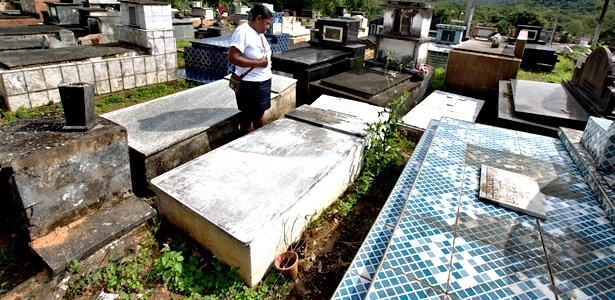 Rosângela, filha de Garrincha, observa cenário de abandono no túmulo em Magé