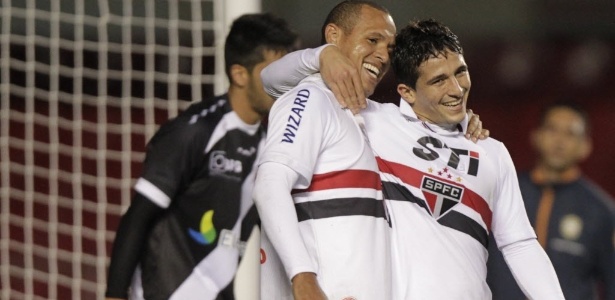 Luis Fabiano abraça Aloísio após gol do São Paulo na vitória por 5 a 1 sobre o Vasco, no Morumbi