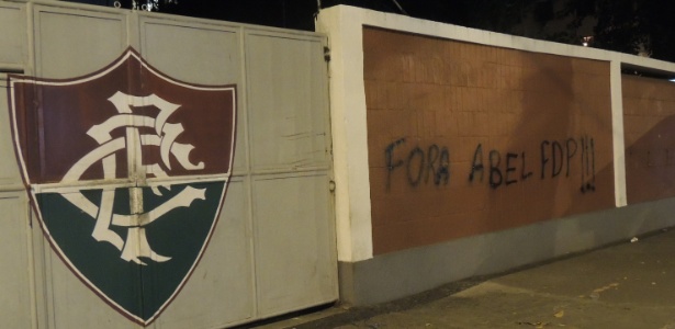 Muros das Laranjeiras são pichados com pedido de saída do técnico Abel Braga