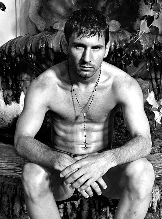 30mai2013---sem-camisa-lionel-messi-faz-pose-sexy-em-campanha-publicitaria-da-grife-dolce--gabbana-1369911502390_533x720.jpg