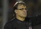 Com Bielsa 'emperrado', Santos estuda parceria de técnico do Newell's e Claudinei
