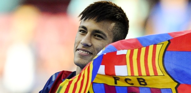 Com bandeira do Barcelona, Neymar sorri em sua apresentação ao clube espanhol