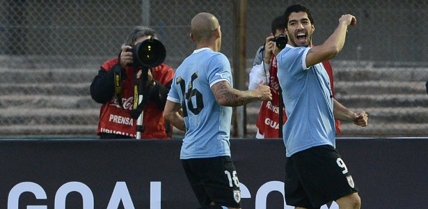 Luis Suárez comemora após abrir o marcador para o Uruguai no amistoso contra a França