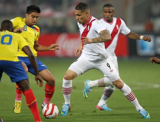 EFE/Paolo Aguilar Guerrero, do Corinthians, faz jogada na partida entre Peru e Equador pelas Eliminatórias