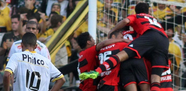  Jogadores do Flamengo comemoram gol de Hernane na vitória sobre o Criciúma