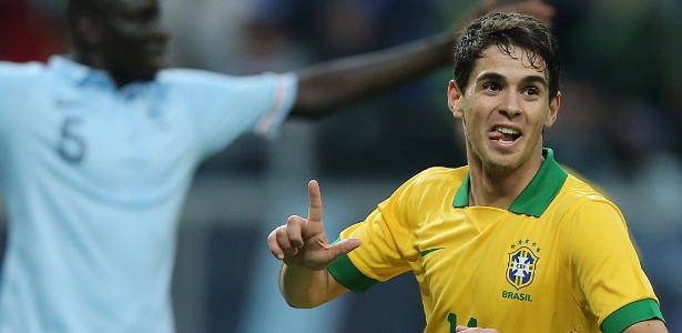 Oscar comemora gol do Brasil em amistoso contra a França em Porto Alegre 