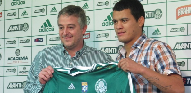 Meia Mendieta recebe das mãos do presidente Paulo Nobre a camisa do Palmeiras