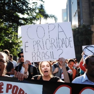 http://imguol.com/c/esporte/2013/06/14/14jun2013---copa-e-prioridade-brasil-diz-cartaz-de-manifestante-durante-protesto-nesta-sexta-feira-na-avenida-paulista-contra-a-copa-do-mundo-em-sao-paulo-1371239630037_300x300.jpg