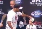'Garoto narrador' e vaias para Evans marcam pesagem do UFC 161  (Foto: Reprodução)