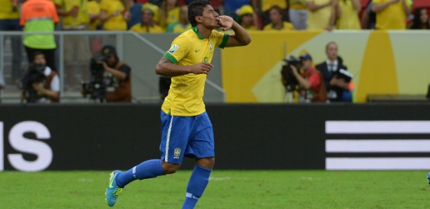 Paulinho está com a seleção brasileira e pode não vestir mais a camisa do Corinthians