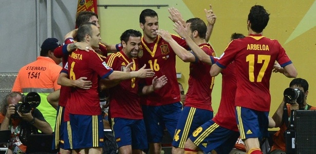 Espanhóis comemoram gol marcado por Pedro contra o Uruguai, na Arena Pernambuco