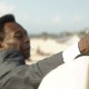 V&iacute;deo: Anderson Silva leva tapa de Pel&eacute; e vira 'boleiro' em comercial
