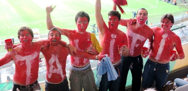 Pedro Ivo Almeida/UOL Grupo de amigos mineiros se pintou de vermelho e comandou a torcida para o Taiti no Mineirão