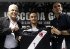 Montoya chega ao Vasco, fala em sonho realizado e exalta gols de Romário